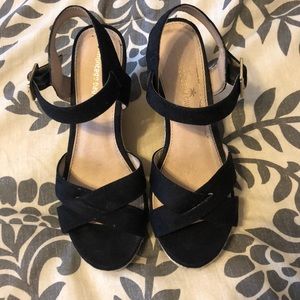 Black wedges